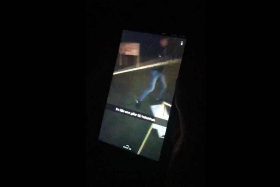 Polisens bild från snapchat-filmen som visar skadegörelsen.