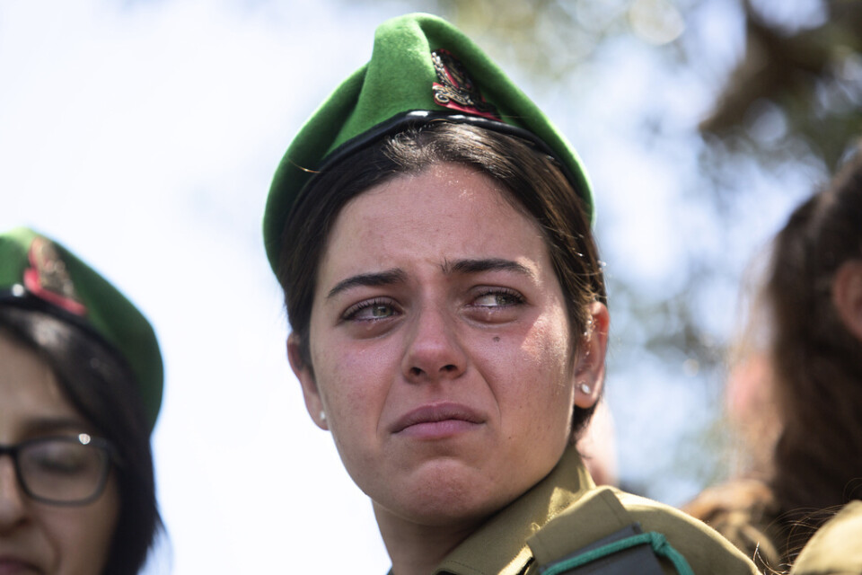 Anhöriga vid begravningen av en israelisk soldat i Elyakim på torsdagen. Soldaten är Israels första militära dödsoffer i veckans strider.