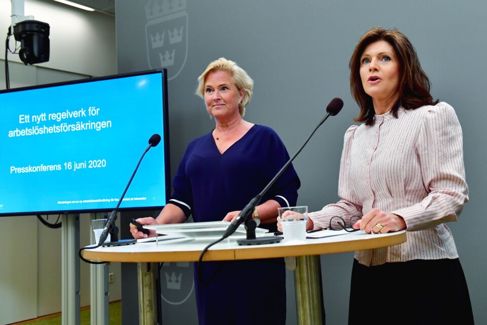 Utredaren Maria Hemström Hemmingsson och arbetsmarknadsminister Eva Nordmark (S) håller en pressträff med anledning av överlämnandet av utredningen om en ny arbetslöshetsförsäkring för fler, grundad på inkomster.