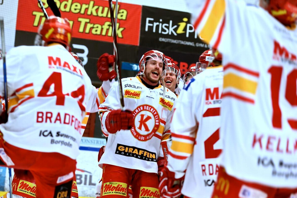 På måndagen tog Kalmar HC klivet upp i hockeyettan. Här jublar KHC:s Martin Åkesson efter segernot Borås.