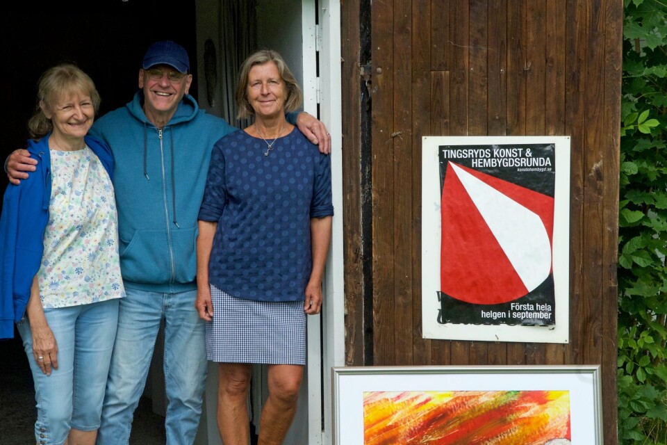 Klart för runda 37. Herdis och Jim Burkard samt konstföreningens ordförande Margaretha Borgehed, utanför den senares ateljé och utställningslokal.