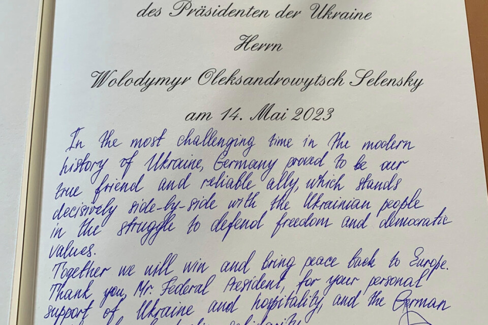 Volodymyr Zelenskyjs handskrivna inlägg i gästboken vid palatset Bellevue i Berlin.