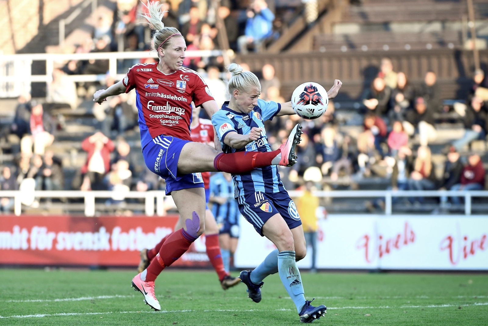 Vittsjös mittback Sandra Adolfsson i en duell med Julia Spetsmark som nickade in 1-0-målet för Djurgården. Stockholmslaget säkrade det allsvenska kontraktet.                                      Foto: TT