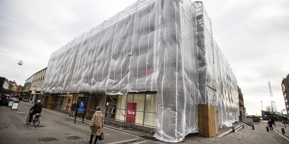 H&M har blivit inslaget som en konstinstallation à la Christo. Men det är inget mer än en vanlig fasadrenovering som pågår under plasten.