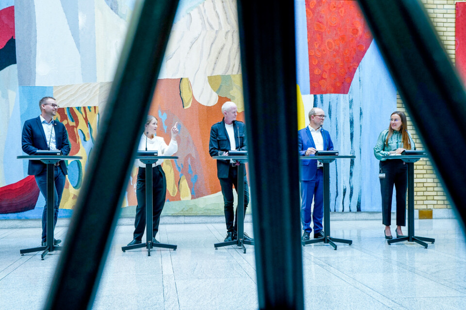 Den nya uppgörelsen presenterades i stortinget i Oslo. Från vänster Kjell Ingolf Ropstad (Krf), Une Bastholm (MDG), Lars Haltbrekken (SV), Ketil Kjenseth (V) och Marianne Sivertsen Næss (Ap).