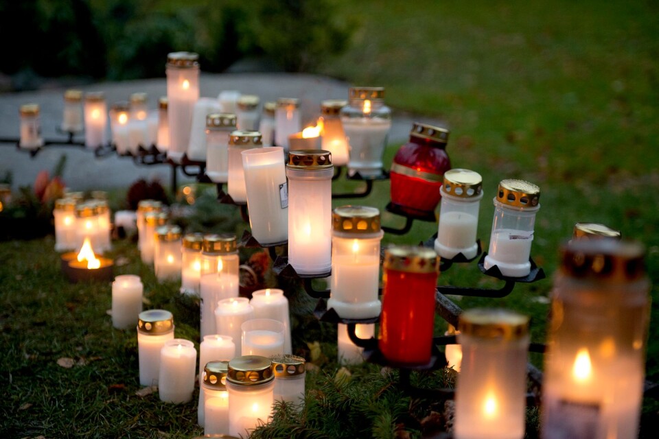 مصابيح للإنارة عند المقابر قبل عيد جميع القديسين من أجل تذكر الموتى.