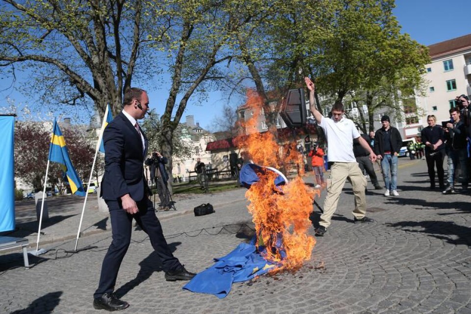 Barn- och ungdomsnämnden uppmanar skolorna i kommunen att säga nej till till exempel nazistiska Svenskarnas parti, vars partiledare Stefan Jacobsson här bränner en EU-flagga under en demonstration i Jönköping den 1 maj tidigare i år.