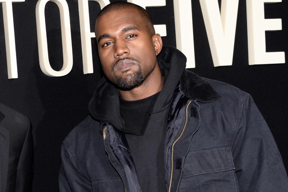 Kanye Wests kommande skiva kommer att heta \"So help me god\". Det har rapparen själv avslöjat på sitt Twitterkonto, skriver Entertainment Weekly. Albumtiteln följdes av att West twittrade ut en bild föreställande en religiös symbol för Jungfru Maria, so