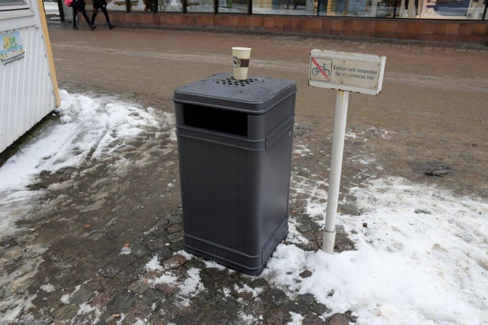 En av de papperskorgar på Storgatan i Växjö kajor enkelt hittar mat i.
