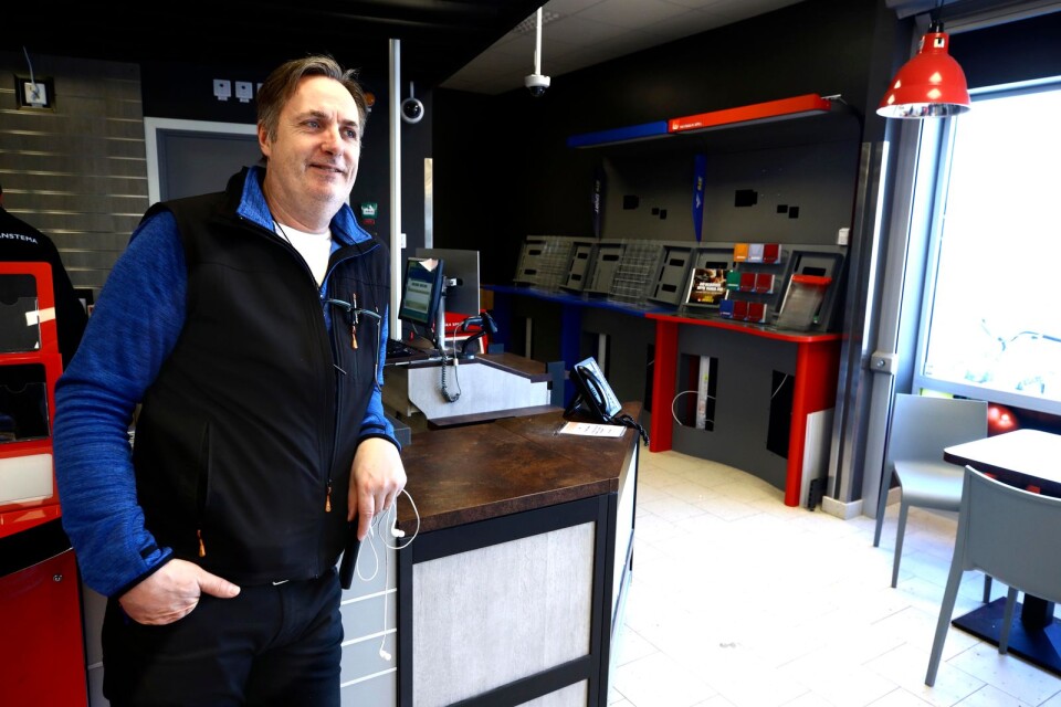 Thomas "Tjommen" Arvidsson öppnar upp sin spelbutik inne hos Ica Supermarket i Berga Centrum.