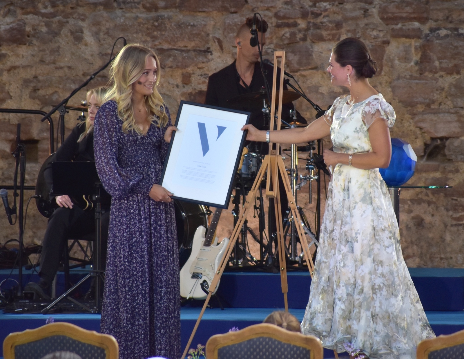 Ebba Årsjö tar emot Victoriapriset från kronprinsessan Victoria.