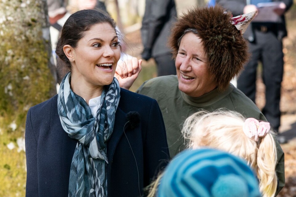 Kronprinsessan Victoria träffar Mulle i Brunnsskogen i Ronneby vid landskapsvandringen i Blekinge på fredagen.