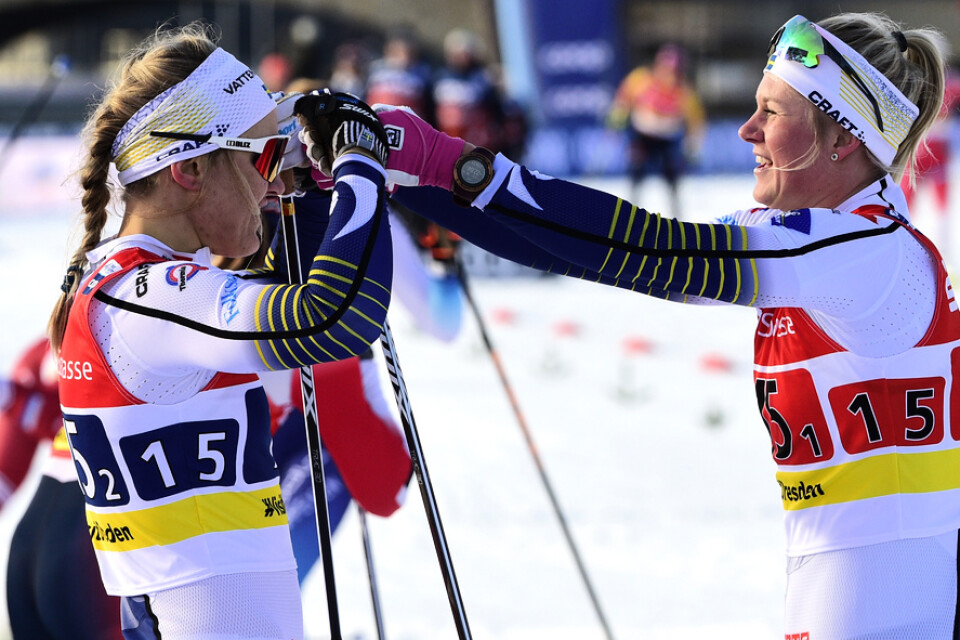 Linn Svahn, till vänster, och lagkamraten Maja Dahlqvist jublar efter sin andra raka seger i lagsprinten.