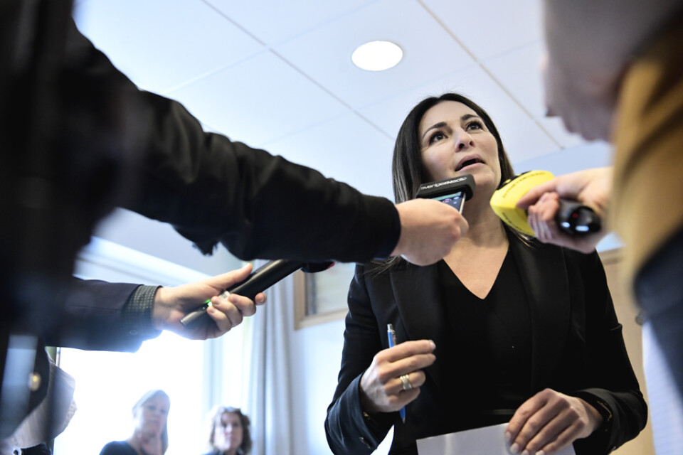 Målsägarbiträde Elisabeth Massi Fritz intervjuas av journalister utanför rättegångssalen i Uppsala tingsrätt.