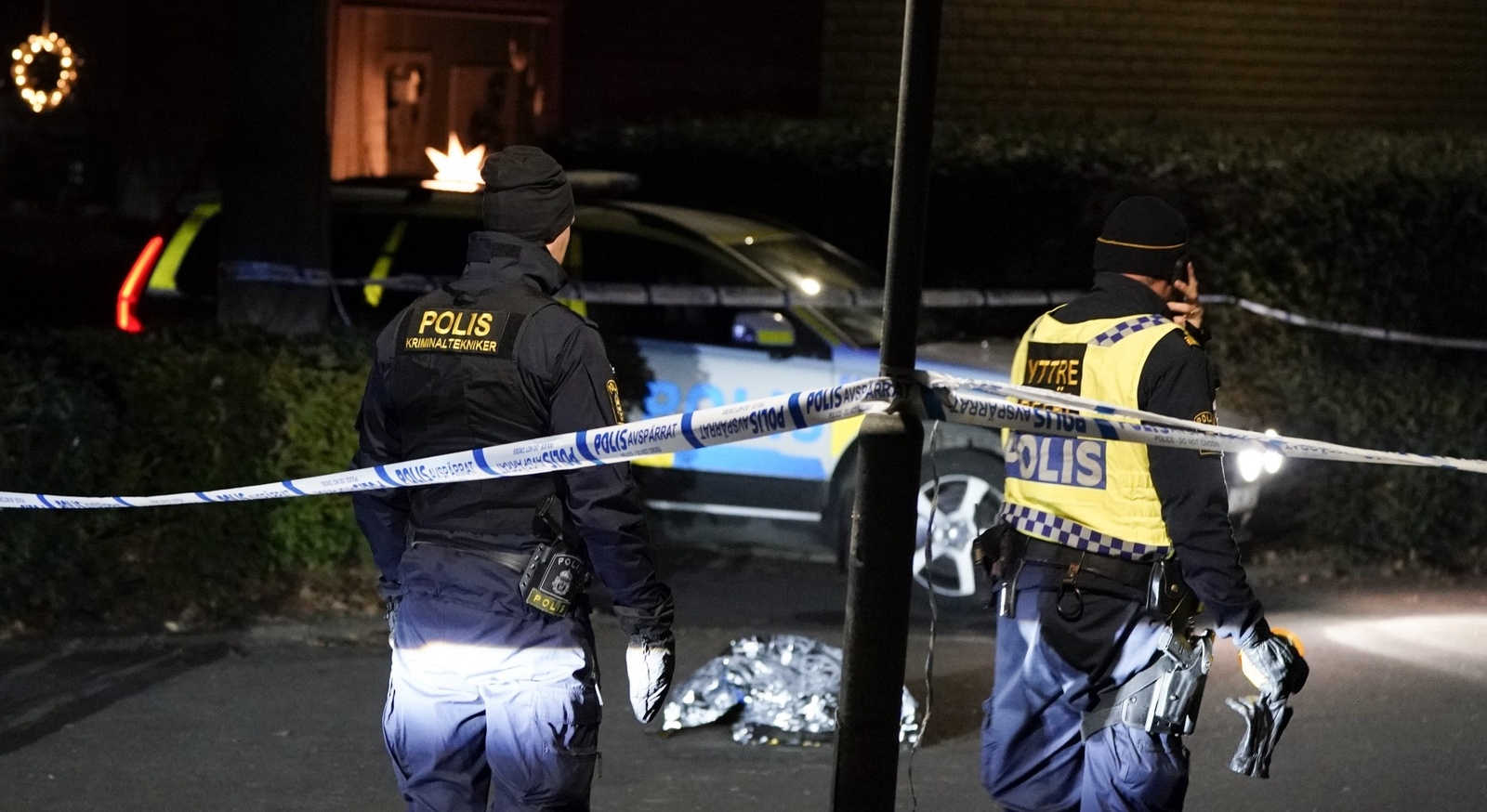 Polisens kriminaltekniker arbetar innanför en avspärrning på Nordanväg i Kävlinge efter ett mordförsök på tisdagskvällen. Foto: Johan Nilsson/TT