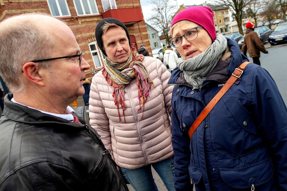 Vinslövsbor protesterar mot Skånetrafikens taxehöjningar. Ett par av initiativtagarna är Ellicka Hermodsson och Nina Bendahl, här i samspråk med ytterligare en Vinslövsbo om nya systemet.