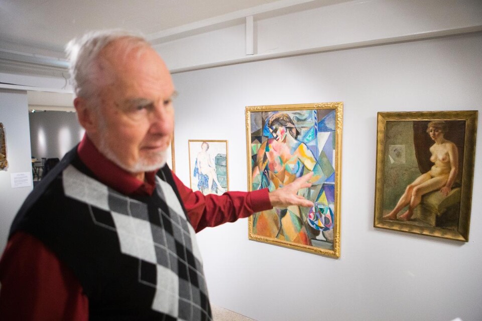 I mitten en målning av kände konstnären Jules Schyl. Till höger en nakenstudie i olja, där Inga-Britt Ljunggren enligt Sten Bjerketun är modell – en tavla som ingick i hennes donation till stiftelsen Tomelilla konstsamling.