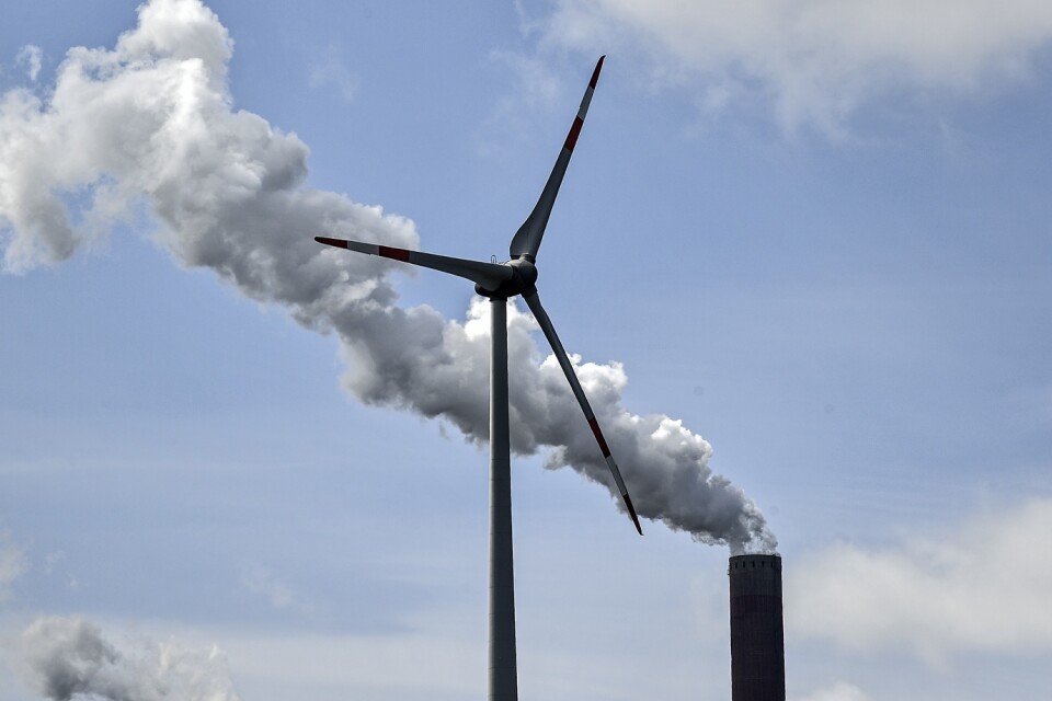 Hur måste energiproduktionen ställas om? Bild på en vindturbin och en kolkraftsskorsten i Gelsenkirchen tidigare i vår.