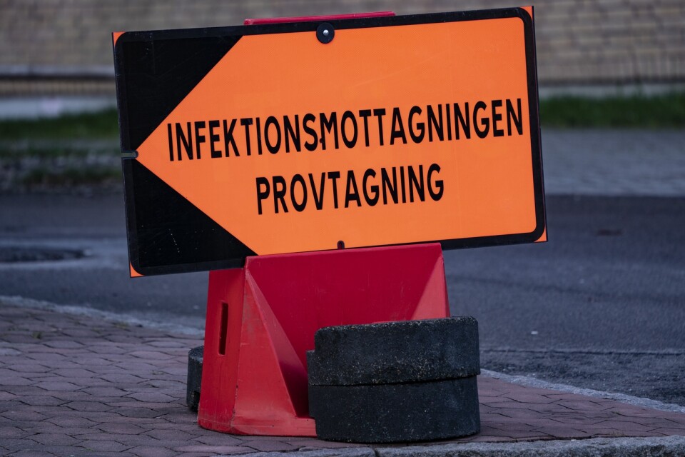 Skylt som visar vägen till provtagning utanför Skånes universitetssjukhus i Malmö. Arkivbild.