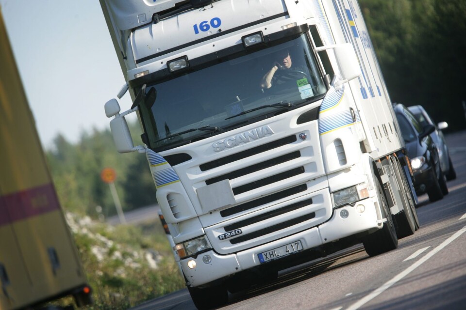 Tyngre lastbilar på över 38 ton i bruttovikt kommer inte att kunna köra på Tjurköbron under underhållsarbetet.