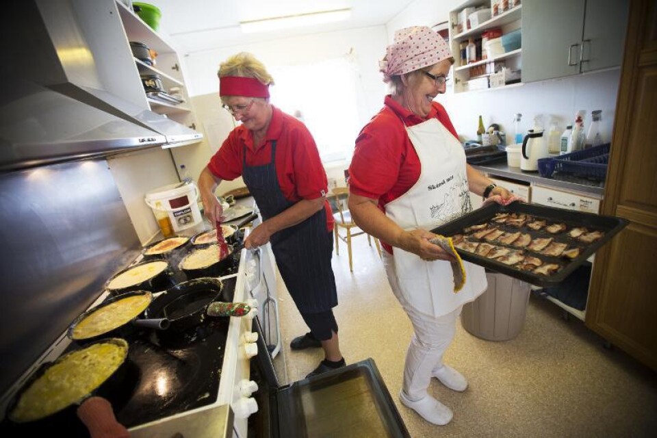 Gunnel Olsson och Astrid Ahlin bakade äggakaga i rasande fart till hungriga gäster.
