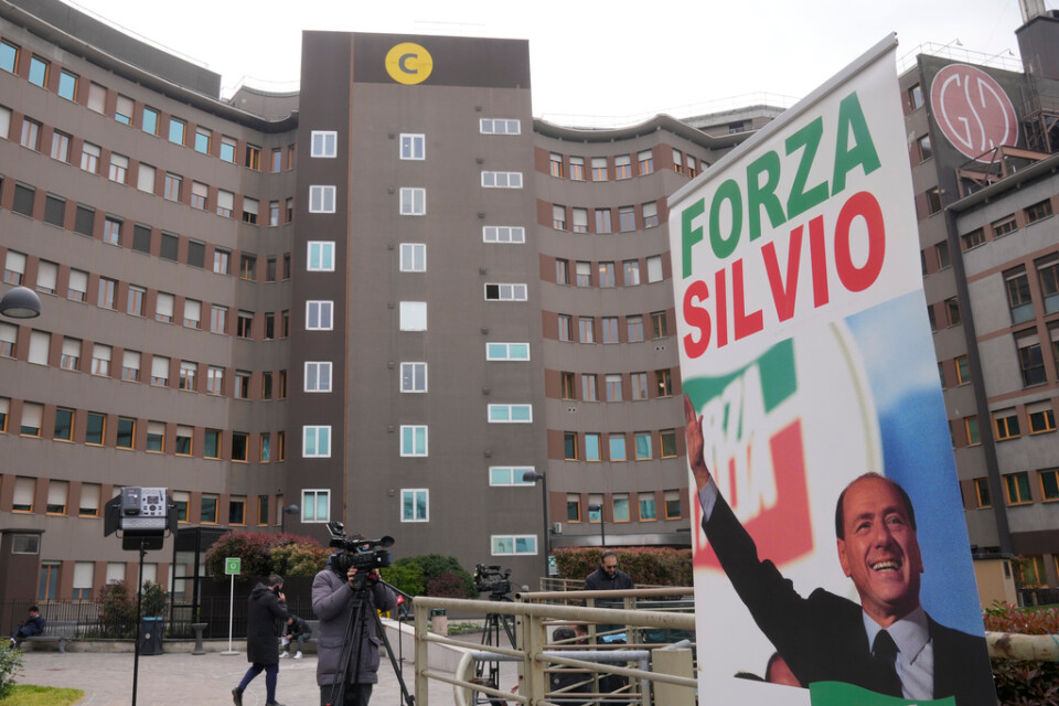 Italiens tidigare premiärminister Silvio Berlusconi har intensivvårdats på San Raffaele-sjukhuset i Milano sedan den 5 april. Nu har han flyttats till en vanlig vårdavdelning. Arkivbild.