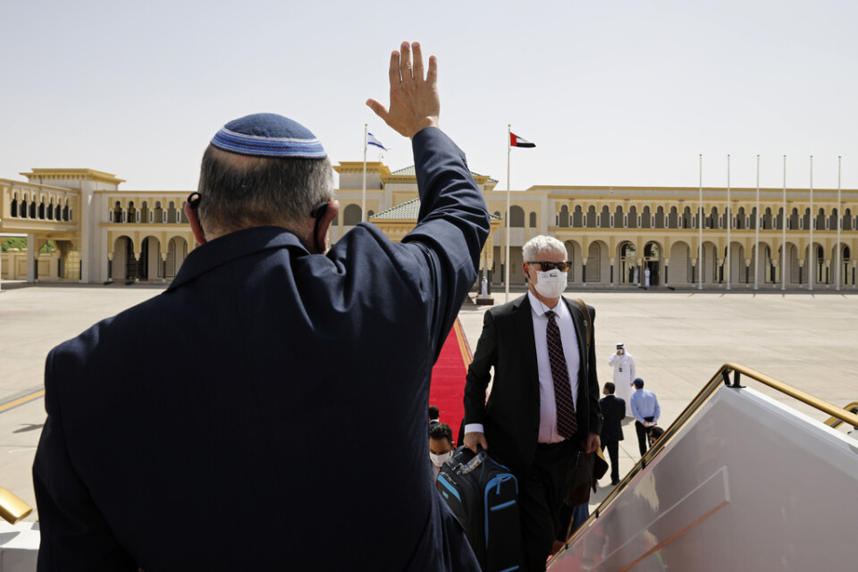 Israels nationelle säkerhetsrådgivare Meir Ben-Shabbat vinkar när han kliver ombord på ett plan från Abu Dhabi i Förenade Arabemiraten den 1 september.
