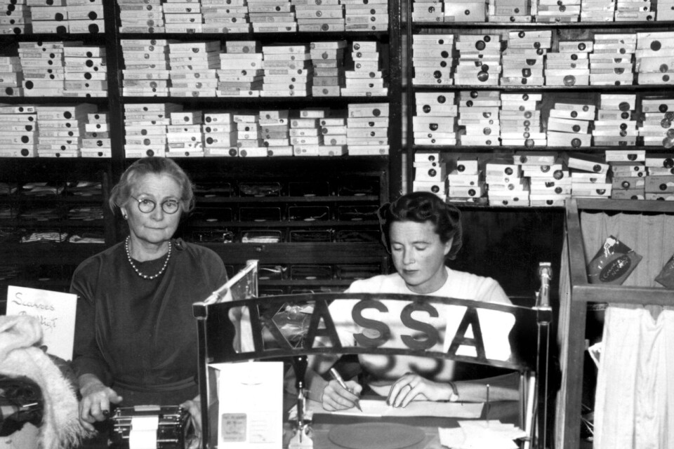 Kitzings sybehörsafffär år 1957. Fru Ingborg Kitzing med dotter Ulla Heumann i den gamla butiken.