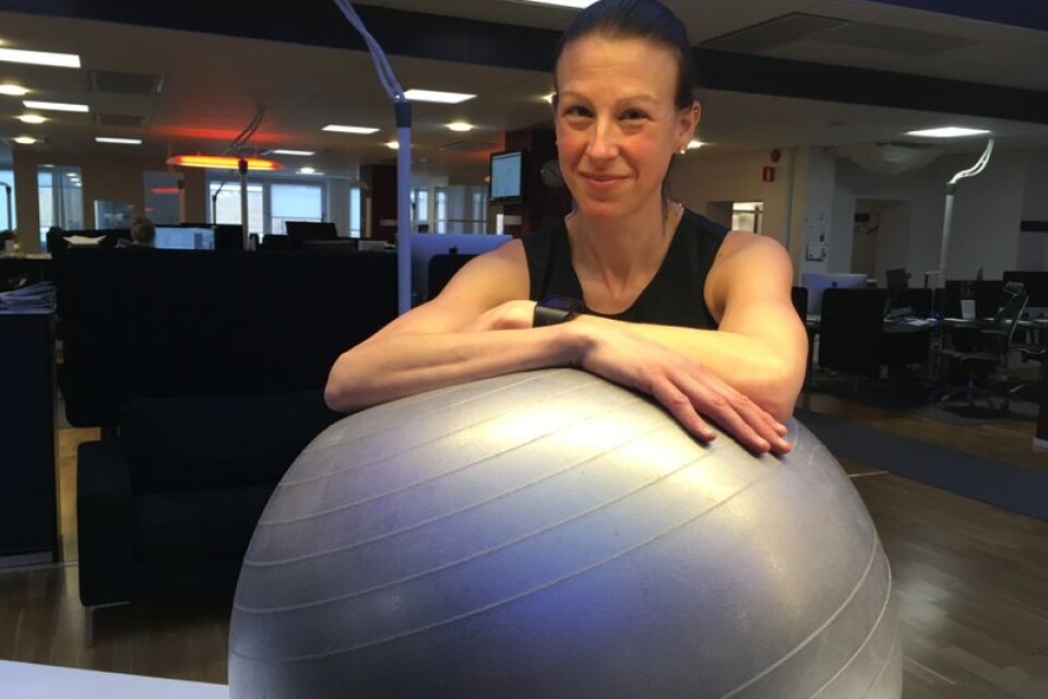 Med en pilatesboll kan du alltid träna hemma och du får lika bra träning som på gymmet, säger sjukgymnast Anna Olsson.