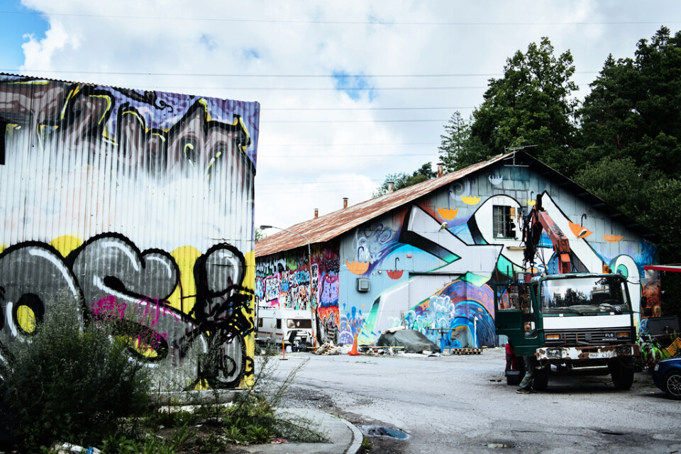 Sedan nolltoleransen försvann har Stockholms stad byggt lagliga graffitiväggar på flera håll i staden, men Mikael Rickman tycker inte att de kan ersätta Snösätra. "Här finns 9|000 kvadratmeter med ytor att måla på. Här finns en möjlighet för graffitin att utvecklas. Snösätra är en mötesplats som behövs", säger han.