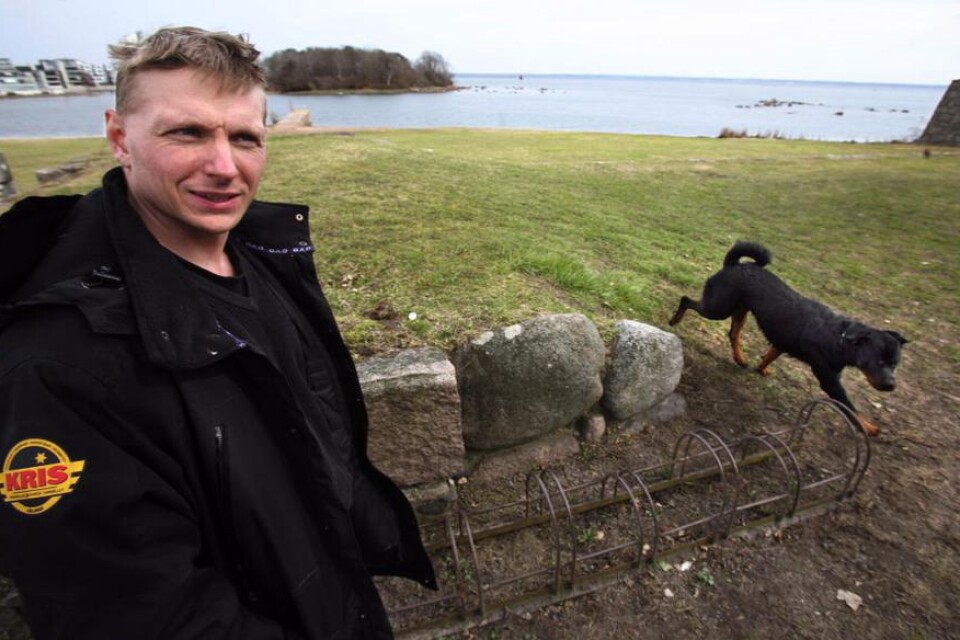 Patrik Gustavsson med sin hund Bozko på Kattrumpan. Snart får han inte längre låta honom springa fritt. 
? Jag tycker det är bra med koppeltvång, träffar Bozko en annan hane kan det gå illa, säger han.