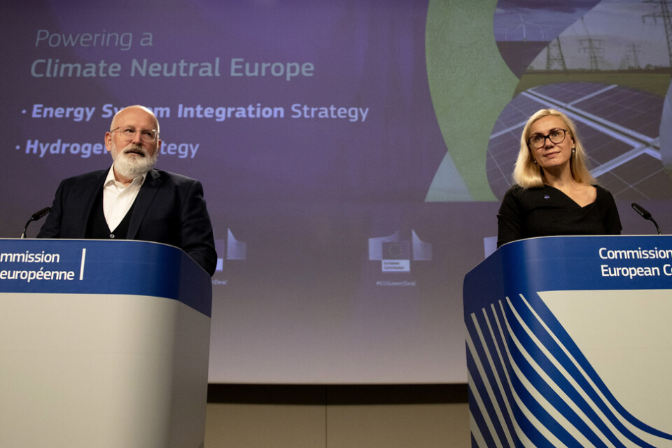 EU:s klimatansvarige förste viceordförande Frans Timmermans och energikommissionären Kadri Simson presenterar sina planer för grön vätgas.