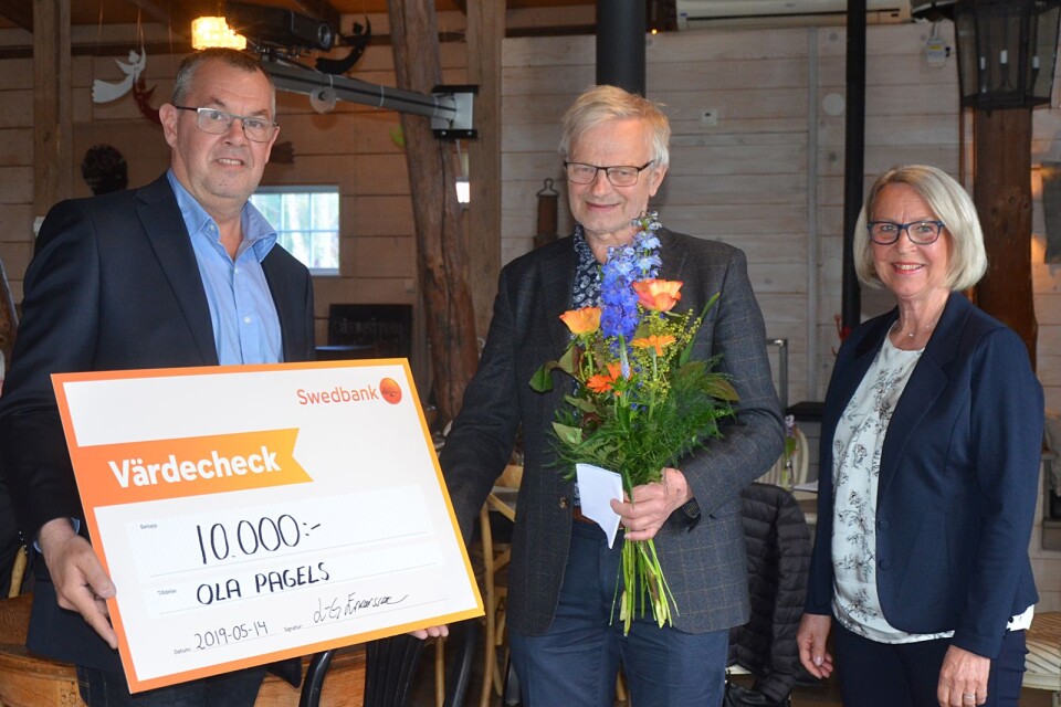 Ola Pagels, i mitten, fick priset som utdelades av Lars-Göran Enarsson, chefredaktör på Blekingeposten och Eleonor Elmstedt Ohlsson (dotter till Claes Elmstedt)