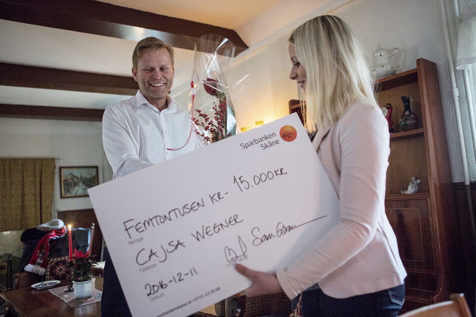 Norra Skånes Christian Haglund räcker över checken på 15 000 kronor till Cajsa Wegner. Foto: Jörgen Johansson