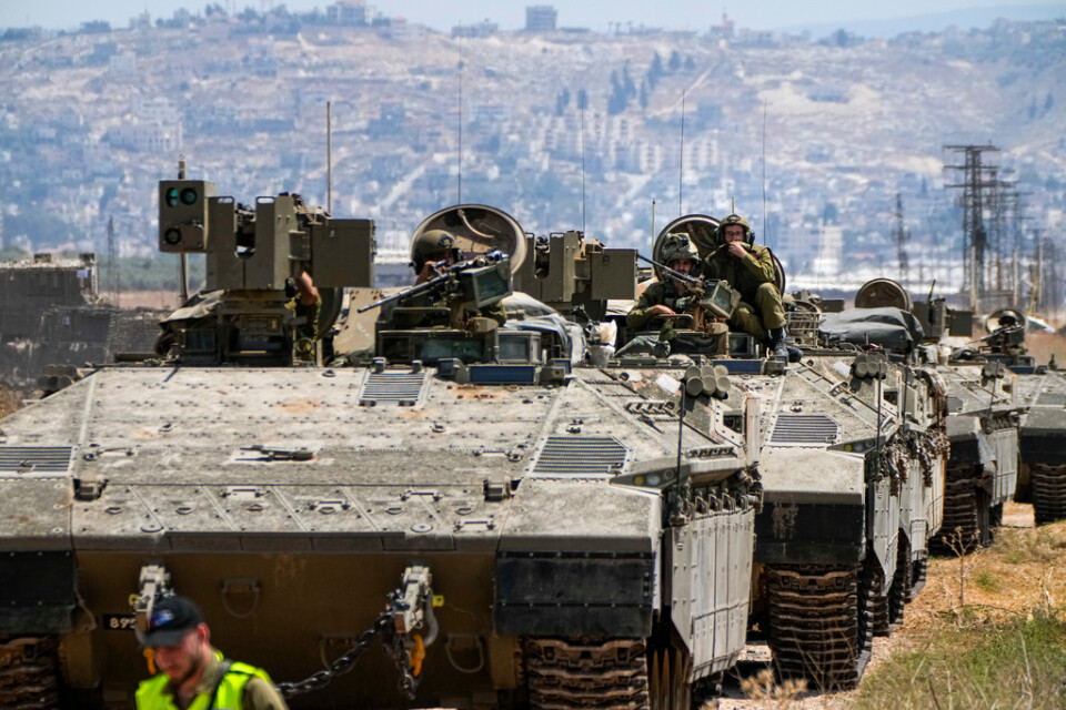 Israeliska pansarfordon på väg ut ur Jenin på Västbanken på tisdagen.