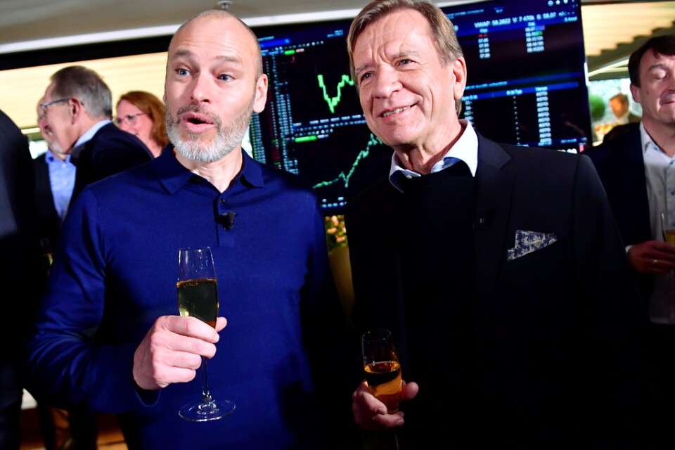 Volvos finanschef Björn Annwall och vd Håkan Samuelsson firar. Bilden från börsintroduktionen i höstas. Arkivbild.