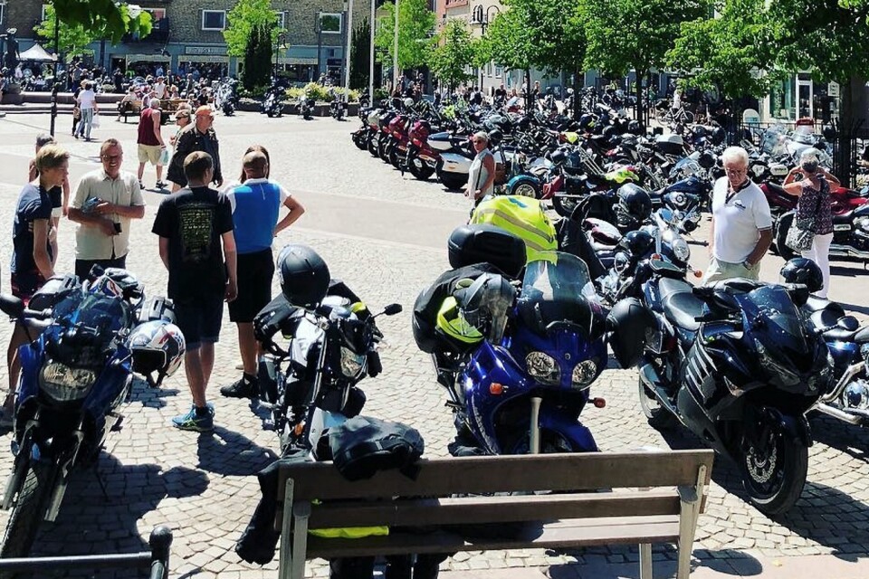Stortorget inramades av 321 motorcyklar och lika många förare i lördags i samband med Prostatacancerföreningens kortege till förmån för insamling till prostatacancervården i Skåne. Foto: Hessle City.