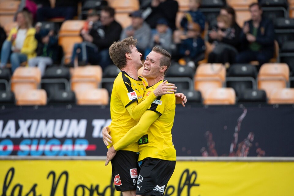 Joel Nilsson och Jacob Bergström firar Mjällbys 1–0-mål vilket också blev segermålet.