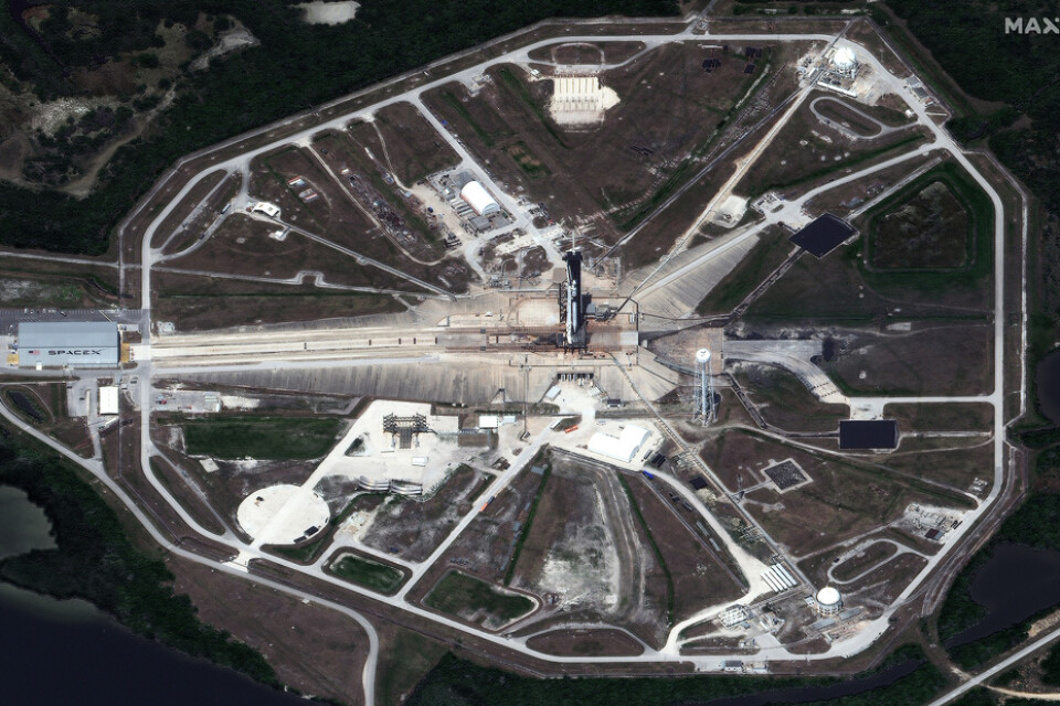 Uppskjutningsplats 39A på Kennedy Space Center, fotograferad av en satellit, med den startklara raketen.