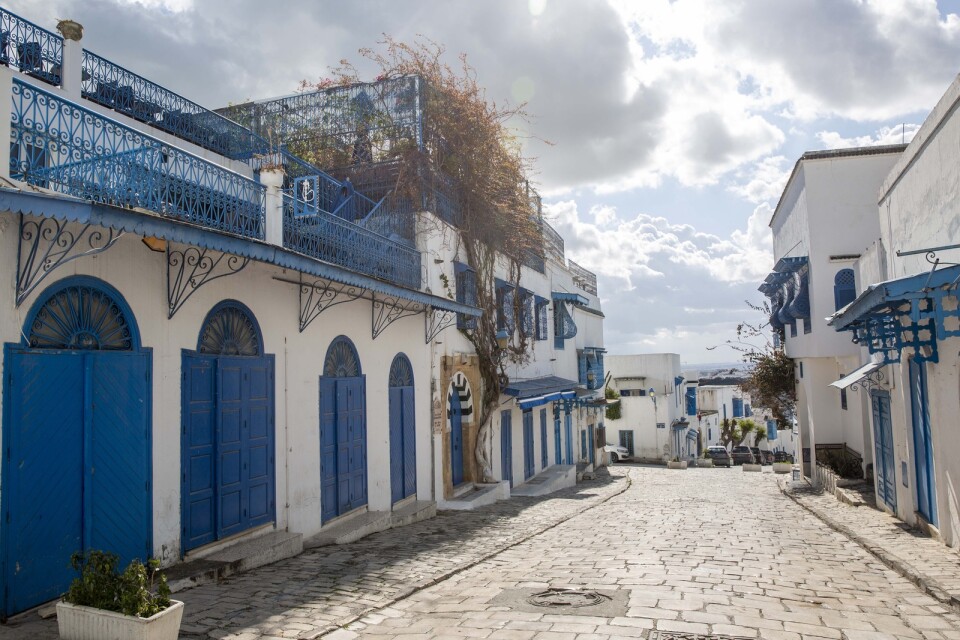 Gatorna är tomma i Sidi Bou Said utanför Tunisiens huvudstad. Myndigheter skärper regler och hotar att åtala dem som sprider coronasmitta för dråp.