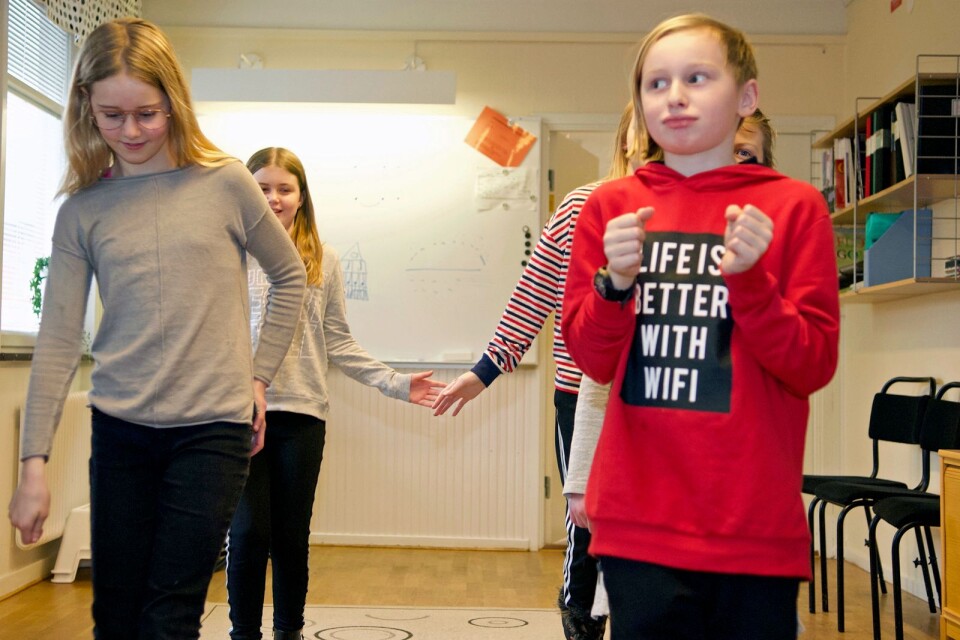 Saga Svensson och Wille Danielsson deltog i teaterundervisningen på tisdagen. Här övar de in en kort pjäs som de spelade upp samma dag.