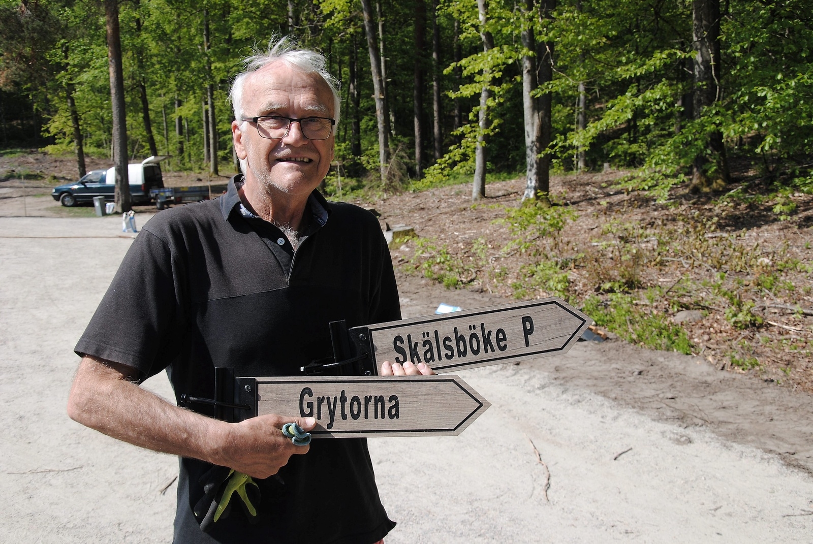 Sven Ingvar Jönsson visar de nya visningsskyltarna till de olika platserna som kan besökas i skogen. Foto: Stefan Olofson