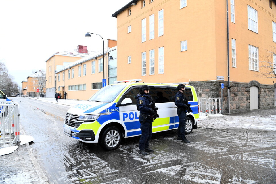 Förhandlingen i Linköpings tingsrätt hanteras av polisen som en "särskild händelse" och poliser med förstärkningsvapen finns på plats.
