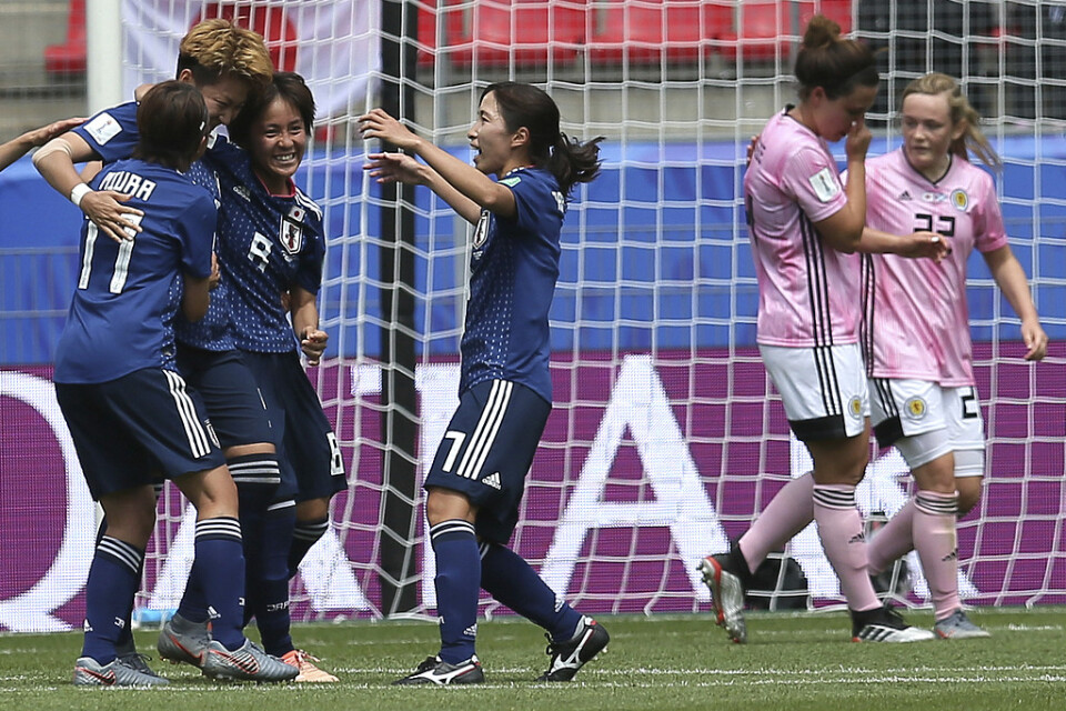 Yuika Sugasawa, andra från vänster, firar efter sitt 2–0-mål.