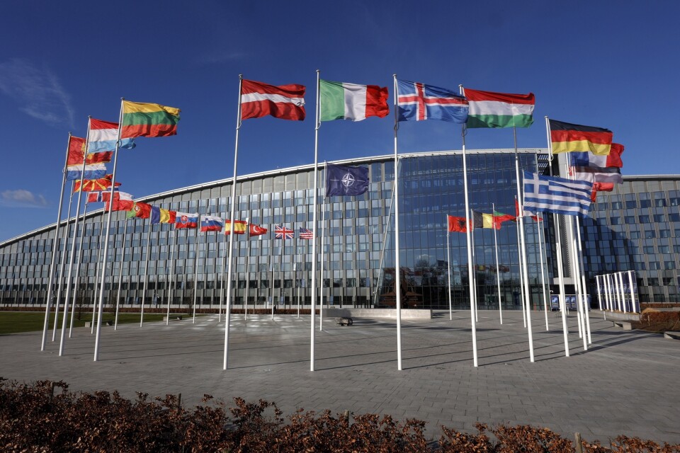 Flaggparad utanför Natos högkvarter i Bryssel, Belgien.