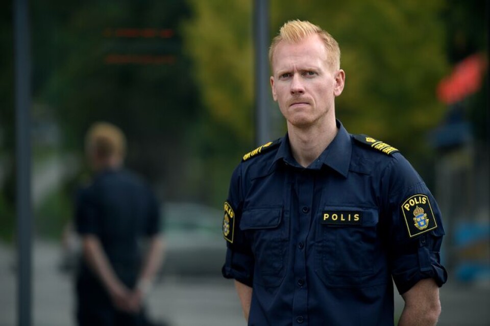Kameraövervakningen hjälper polisens arbete, men myndigheten anser sig behöva många fler kameror än i dag. På bilden syns biträdande lokalpolisområdeschef i Rinkeby, Christoffer Bohman.