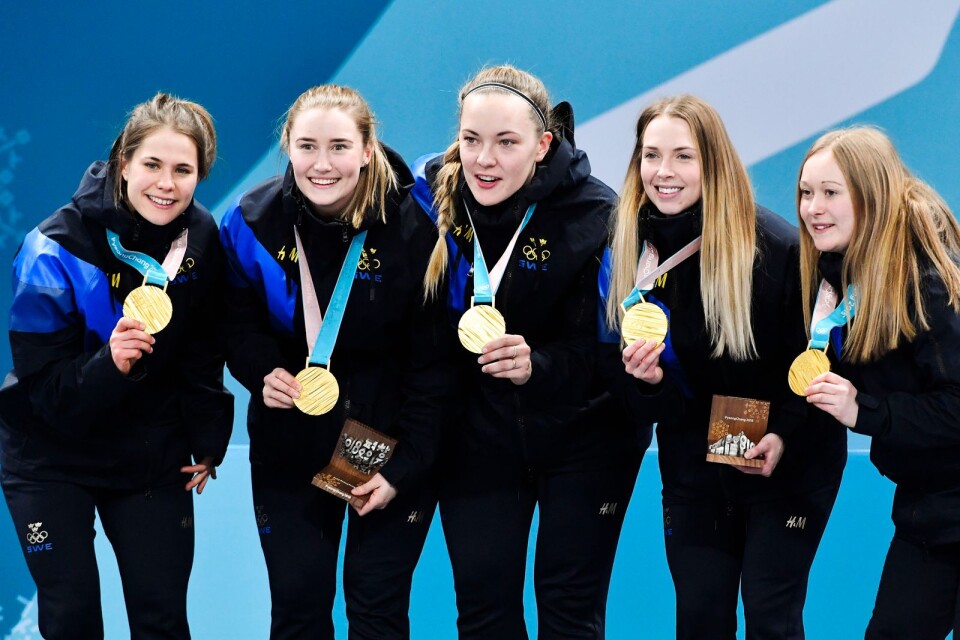 Guldlaget: Anna Hasselborg, Sara McManus, Agnes Knochenhauer, Sofia Mabergs och Jennie Wåhlin med sina medaljer.