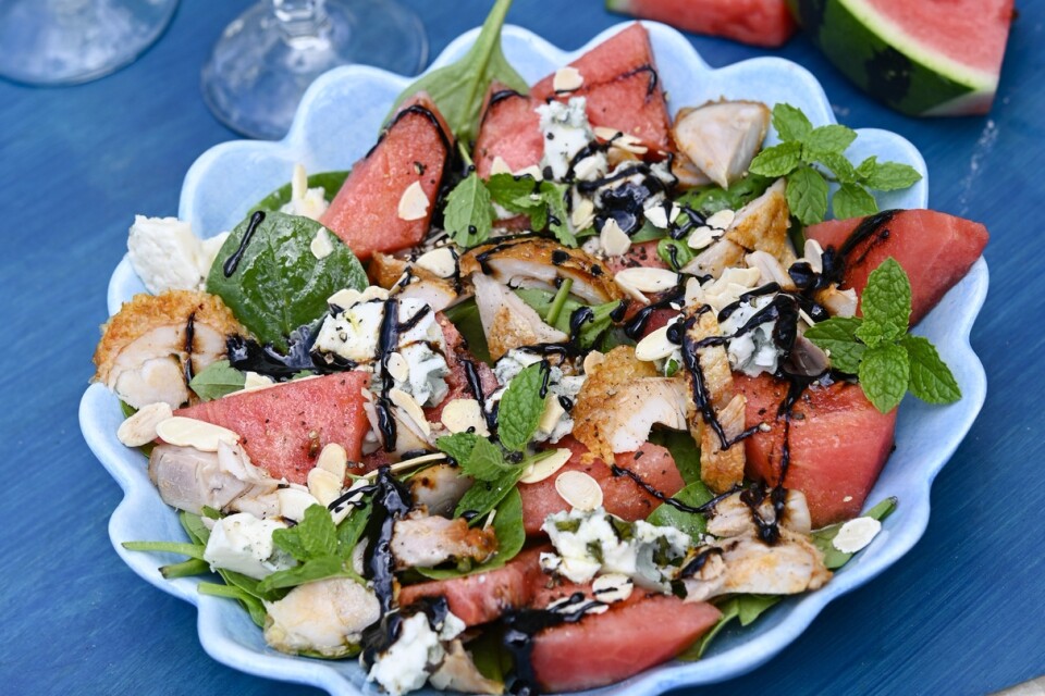 Kycklingsallad med vattenmelon, ädelost, mandel och balsamicokräm är en perfekt sommarlunch.