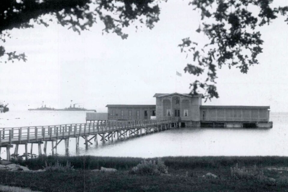 1882 uppfördes kallbadhus nummer två, vilket bestod av två större simbassänger, tio enskilda samt 28 ”avklädningsrum”, väntsal, biljettrum, torkrum och veranda.
