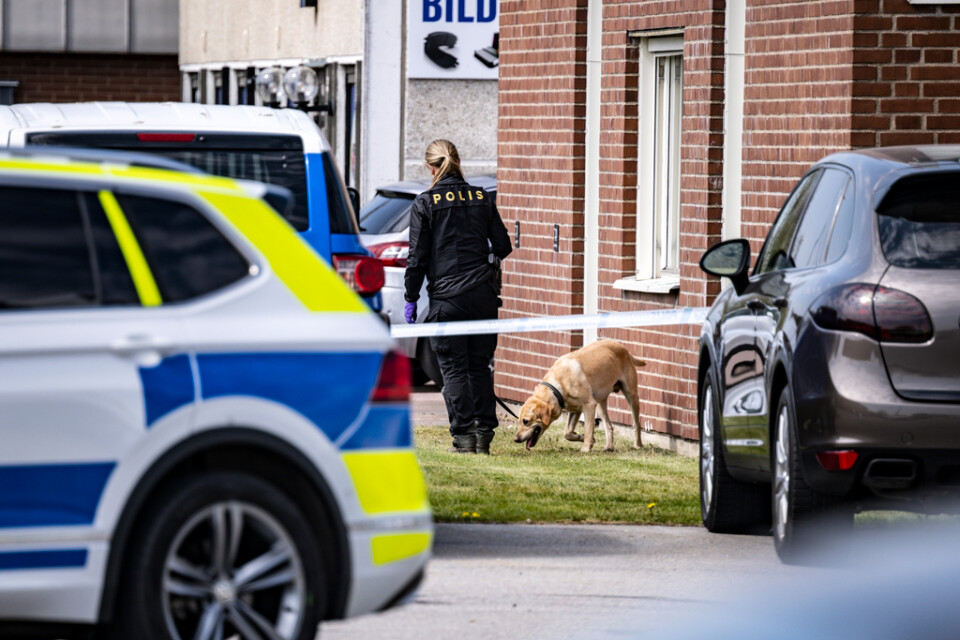 Polis på plats vid industriområdet i Helsingborg där två män skadats allvarligt i en skottlossning på torsdagen. Arkivbild.